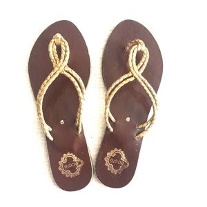 Ecote flip flop in gold, size 9.